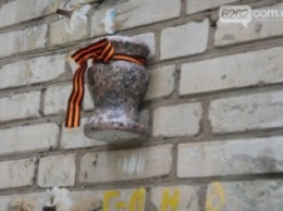 В Славянске под памятным знаком советскому военачальнику появилась георгиевская лента