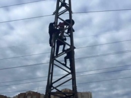 В Киеве мужчина залез на электроопору, чтобы совершить самоубийство (фото)