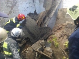 В Киеве под завалом обрушившейся стены оказался человек (фото)