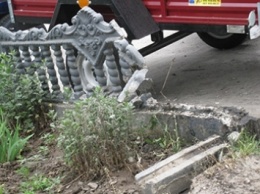 В Мелитополе водитель "Ланоса" тормозил о ВАЗ, дерево и забор