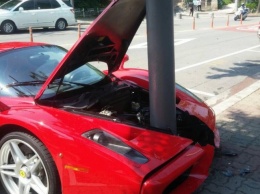Высокоточное ДТП на миллион: Редкая Ferrari Enzo четко в середине столба