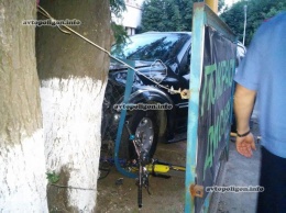 ДТП-пит-стоп в Одессе: на Королева пьяный на SsangYong Rexton протаранил Opel Astra и влетел на шиномонтаж. ФОТО