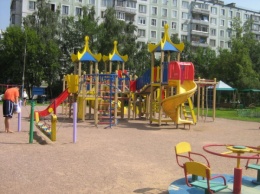 Киевляне самостоятельно облагораживают парки и строят детские площадки