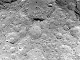 Зонд Dawn сфотографировал загадочный кратер на Церере