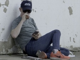 Подавленный Крис Эванс пьет возле своего дома, после того, как шоу Top Gear потеряло треть аудитории за две серии
