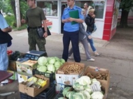 Полиция проверяет уличную торговлю в Славянске