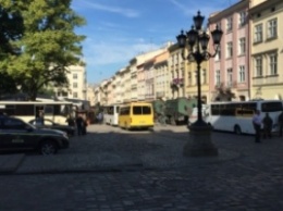 Во Львове здание горсовета окружили силовики (фото, видео)