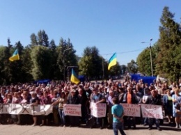 В Харькове митингуют рабочие из-за блокирования счетов тракторного завода