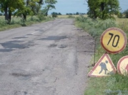 За 10 дней дорожники отремонтировали 2 км дороги, которая соединяет Геническ и трассу Харьков-Симферополь (фото)