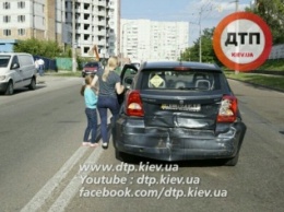 ДТП в Киеве: "Субару" на переходе протаранил "Додж" с детьми (фото)
