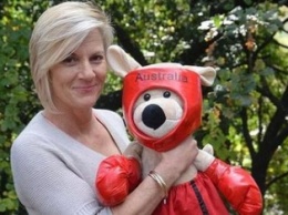 На австралийку набросился кенгуру: спасла силиконовая грудь