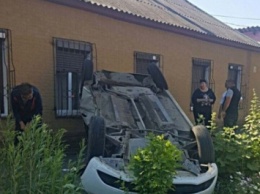 ДТП в Измаиле: автомобиль после столкновения перевернулся и врезался в дом
