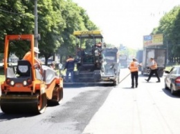 В Кременчуге на дороги кладут модифицированный асфальт: говорят, что он должен прослужить дольше обычного