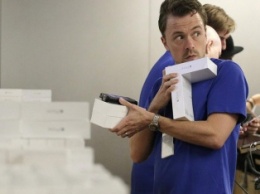 В Нью-Йорке неизвестные вынесли из Apple Store 19 iPhone, переодевшись продавцами магазина