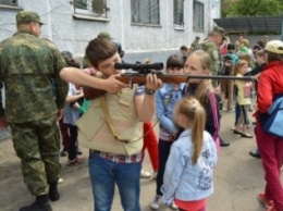 Покровские (красноармейские) школьники ощутили мощь оружия в руках