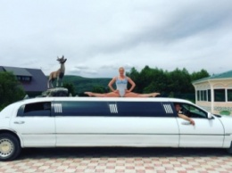 Анастасия Волочкова в купальнике взобралась на крышу лимузина ради шпагата (фото)