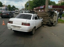 В Харькове столкнулись два автомобиля: от удара "ВАЗ" перевернулся на бок (ФОТО)
