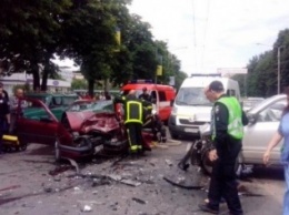 Тройное ДТП в Харькове: спасатели доставали пострадавшего из "искореженного" автомобиля (ФОТО)