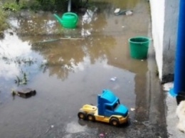 В Геническе спасатели обещают за двое суток откачать воду с подтопленных улиц
