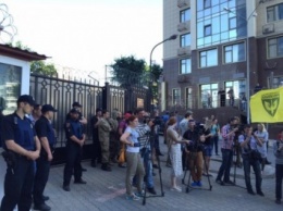 Активисты в Одессе заблокировали вход в российское консульство