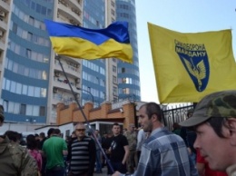 В Одессе активисты патриотических организаций шумят под генконсульством России: полиция не дала им забросать здание навозом