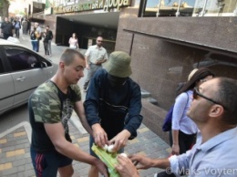 Появились фото драки активистов у российского консульства в Одессе