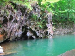 На Закарпатье обнаружена уникальная заводь с водой бирюзового цвета