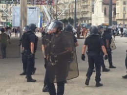 Английские, французские и российские фанаты устроили настоящее побоище в Марселе: полиции пришлось силой разгонять толпу