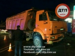 Смертельное ДТП под Киевом: КамАЗ разбил 5 авто, пробка на 15 км (ФОТО)
