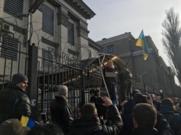 В Москве посольство Украины забросали яйцами и файерами под антиукраинские лозунги