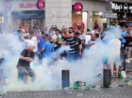 К массовой драке британских футбольных фанатов с полицией Марселя присоединились россияне и устроили пожар