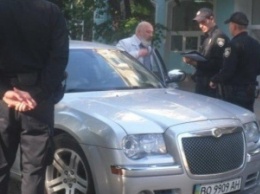 В Тернополе поп на Chrysler устроил разборки с полицейскими, угрожая им "проблемами"