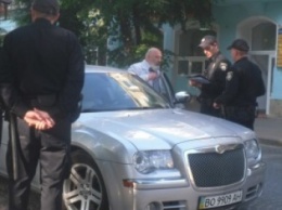 В Тернополе одиозный священник на «Крайслере» грубо нарушил ПДД и хамил патрульным