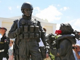 Памятник "вежливым людям" открыли в оккупированном Крыму