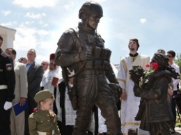 В Крыму открыли еще один памятник "зеленым человечкам"