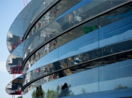 Для строительства нового кампуса Apple используют 3 000 стеклянных панелей, вес самой тяжелой - 3,2 тонны [видео]