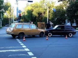 В Мариуполе водитель ВАЗа без прав спровоцировал аварию на оживленном перекрестке (ФОТО)