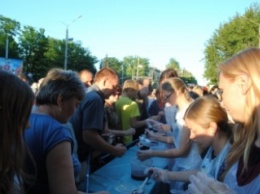 На фестивале раздали тысячи порций мороженого с черешневым вареньем (фото)