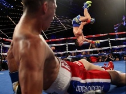 Украинский боксер Ломаченко нокаутировал Мартинеса в 5 раунде и сделал сальто