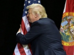 Трамп обнял американский флаг