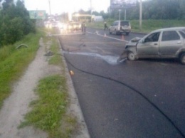В Харькове "подрезанный" таксист вылетел на обочину и сбил два столба: есть пострадавшие