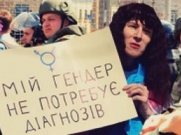 В Киеве гейпарадовцы и майдановцы вступили в бой за право нести флаг Украины