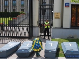 В Польше под посольством РФ устроили "кладбище" (фото)
