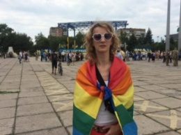 В Мариуполе активистка Диана Берг с радужным флагом прошагала по городу (ФОТО, ВИДЕО)