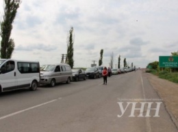 Очередь авто образовалась на админгранице с Крымом из-за медленной работы российского пункта пропуска