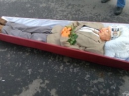 В Харькове активисты принесли под здание консульства РФ гроб с чучелом Путина (фото)