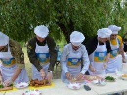 Аваков, Тарута, Аброськин и Троян сварили гороховый суп для мариупольцев (ФОТО+ВИДЕО)