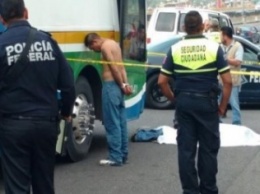 В Мексике разъяренные пассажиры автобуса до смерти забили грабителя