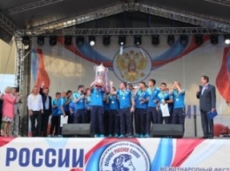 В Симферополе чествовали первого чемпиона крымской Премьер-лиги по футболу (ФОТО)