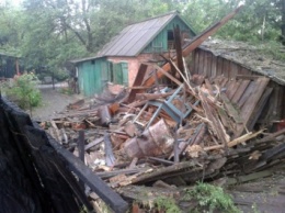 Снаряд боевиков уничтожил дом и убил мирную жительку (фото)